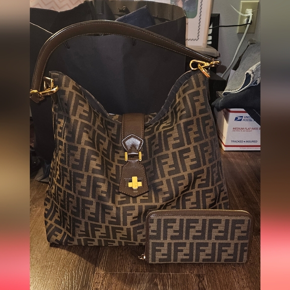 ❌️SOLD SOLD SOLD❌️Fendi Tote - Picture 2 of 7